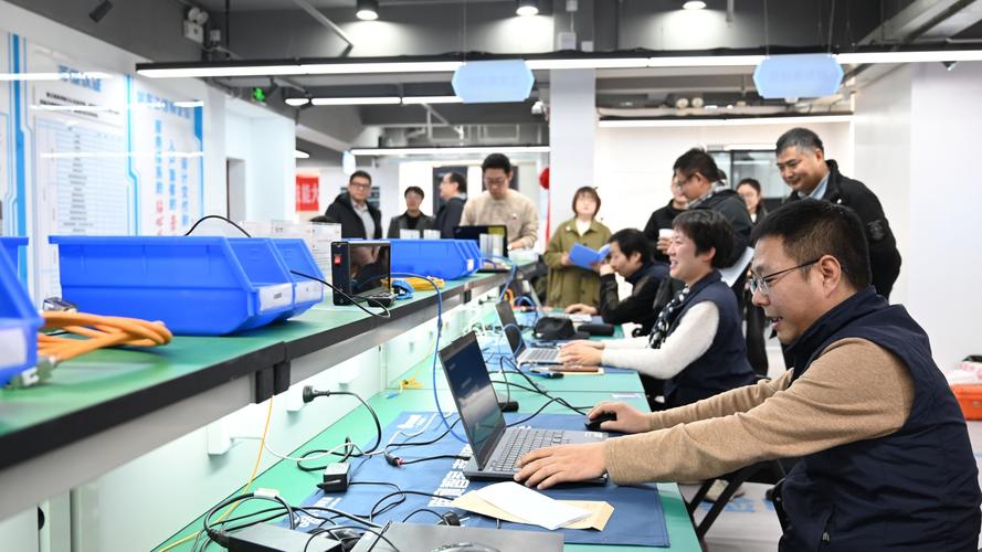 智慧賦能，匠心護(hù)航——記“高效運(yùn)維，匠心服務(wù)”校園網(wǎng)絡(luò)運(yùn)維技能大賽圓滿落幕